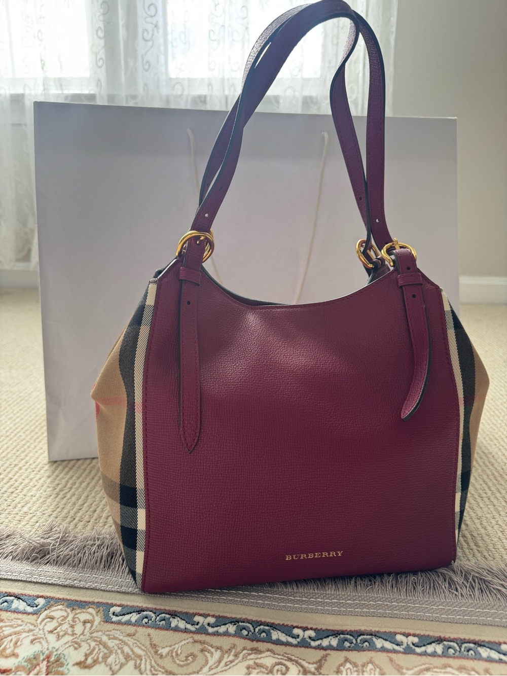 Burberry women’s bag,100%Authentic,come with dust bag and shopping bag.